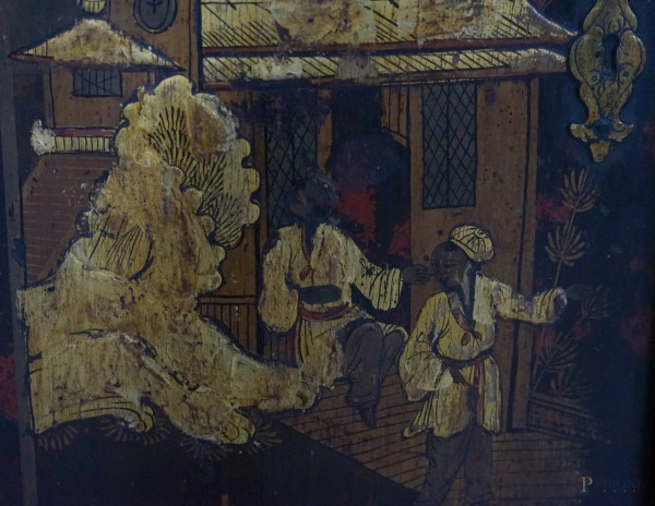 Coppia di angoliere in legno laccato nero dipinto in rosso e oro a raffigurare paesaggi con figur...