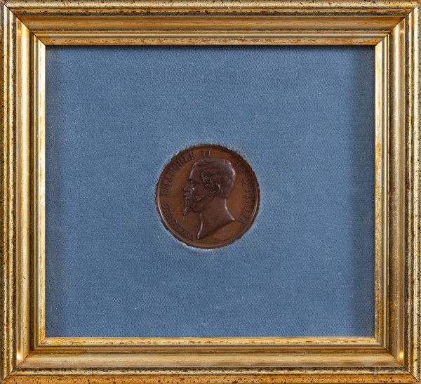 Medaglia commemorativa dell'Istituto Nazionale per le Figlie dei Militari Italiani raffigurante Vittorio Emanuele II, diametro cm 4,5, entro cornice