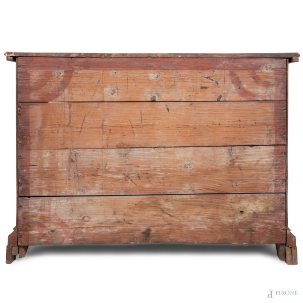 Cassettone in noce con fronte a quattro cassetti con maniglie bronzee, XVIII secolo cm 111x148,5x...