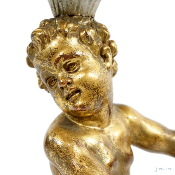 Tavolino con piano circolare in marmo, sostegno in legno scolpito e dorato raffigurante un putto ...