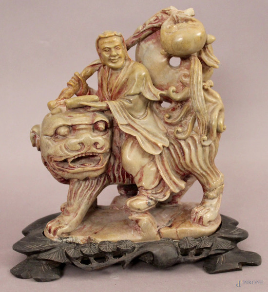 Saggio con cane di Foo, scultura in pietra saponaria, base in tek, H 20 cm, difetti.