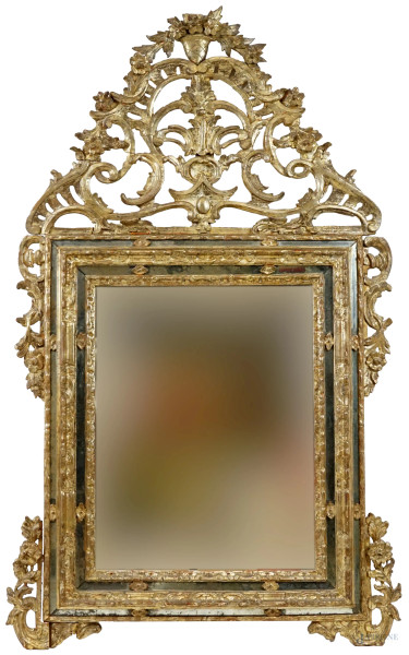 Grande specchiera ad intaglio modanato in legno dorato ed intagliato, XIX secolo, cimasa realizzata a traforo con vaso, fiori e volute, ingombro cm 168x98 circa, (difetti e mancanze).