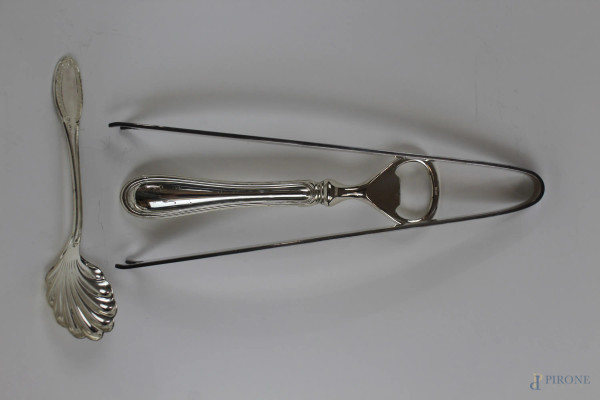 Lotto composto da una pinza da ghiaccio Christofle, un cucchiaino ed un apribottiglie in metallo argentato, lunghezza max cm 19, entro custodia