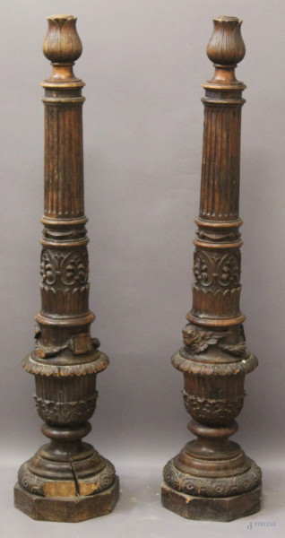 Coppia di colonne in legno di noce intagliato con cherubini a rilievo. h.126, XIX° sec.