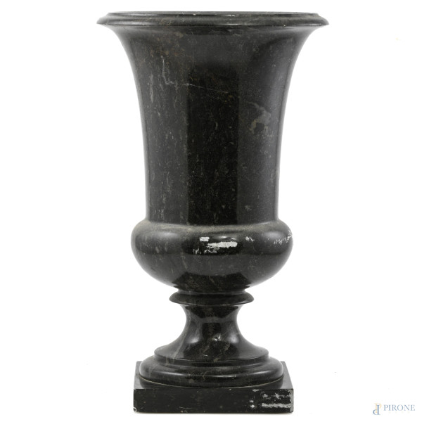 Vaso in marmo nero, XX secolo, altezza cm 40,5, (segni di usura, scalfiture, difetti)