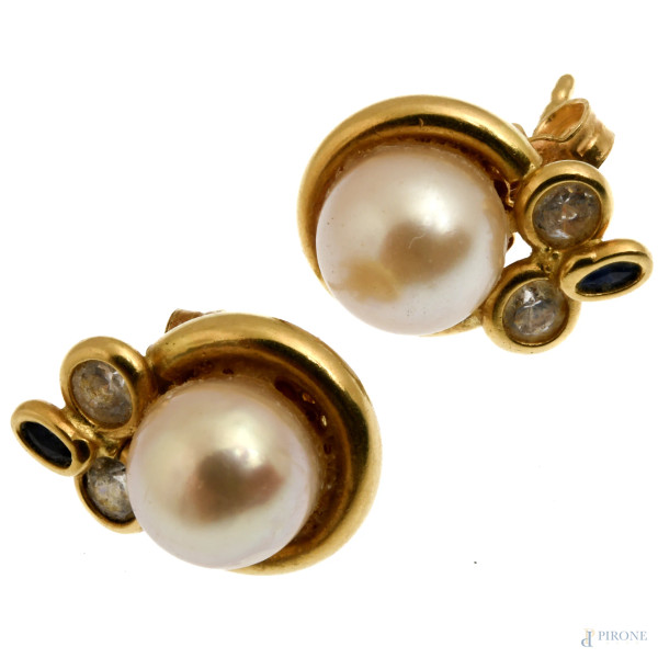 Paio di orecchini in oro 18 Kt con perle, cm 1x0.5, peso lordo gr. 3