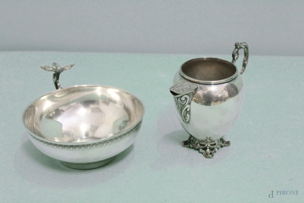 Lotto di una lattiera ed un centrotavola in argento, gr. 260.