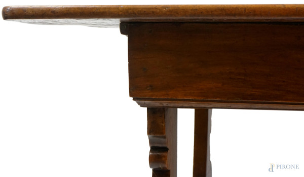 Tavolo fratino in noce, gambe a lira riunite da traversa, sec. XVIII, cm 80x190x77,5. (Difetti)