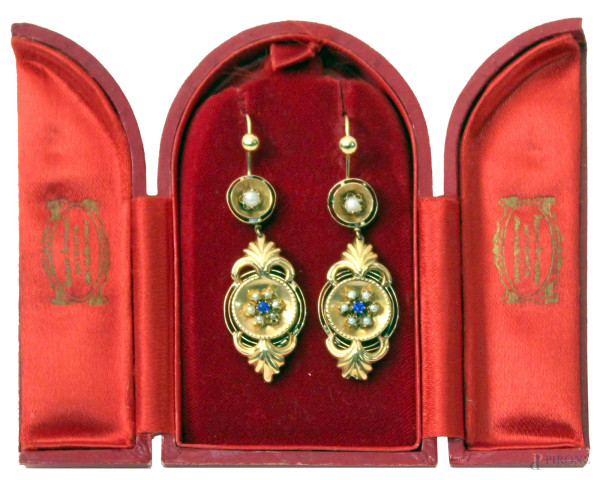 Coppia orecchini borbonici in oro basso con microperle e zaffiri, gr. 8,4.