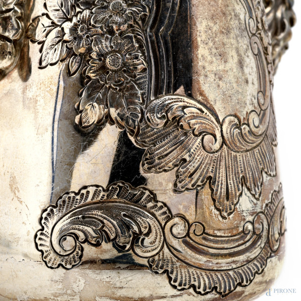 Caffettiera in argento inglese finemente cesellato e decorato, altezza cm 29, peso gr 1400