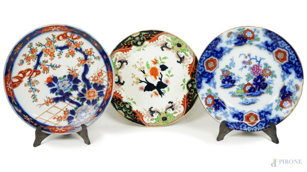 Lotto di tre piatti in porcellana con decori policromi, diam.max cm 28, marcati sotto la base, XX secolo, (difetti).