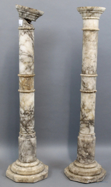 Coppia di colonne in marmo, base ottagonale, altezza cm 96,5, (difetti)