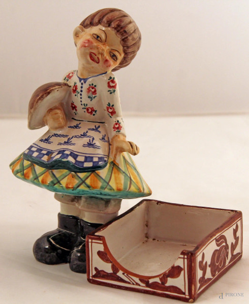Fanciulla con porta biglietti, scultura in maiolica policroma, marcata, h. 22 cm