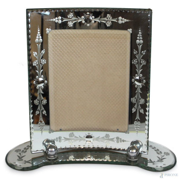 Cornice portafoto in vetro molato con decori floreali, cm h 32x35,5x11, XX secolo.