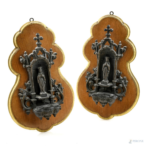Coppia di acquasantiere in bronzo montate su supporto in legno sagomato, XX secolo, misure massime complessive cm 24,5x15, (segni di usura, difetti)