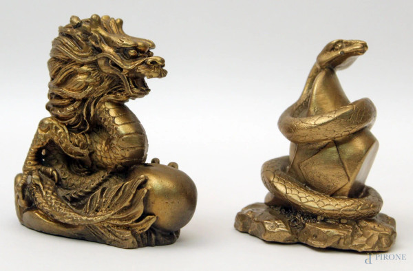 Lotto composto da due sculture in bronzo dorato a soggetto di un serpente e un drago, H massima 9 cm.