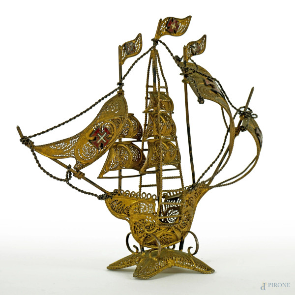 Modellino di veliero in metallo dorato a lavorazione filigranata, cm h 16, XX secolo, (difetti).