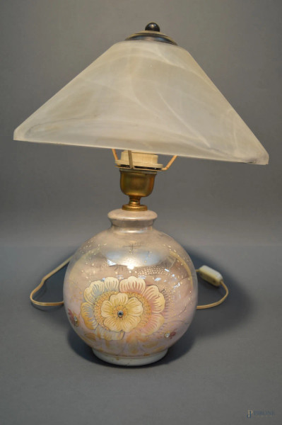 Lampada in maiolica, completo di paralume, (difetti) h. 42 cm.
