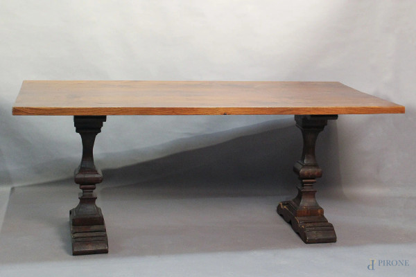 Tavolo rettangolare in legno a noce, poggiante su due gambe a colonne, completo di sei sedie in noce con seduta e dorsale in velluto, cm 79 x 196 x 95.