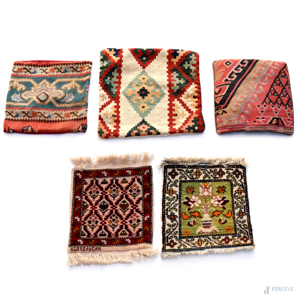 Lotto di cinque scendiletto, XX secolo, misura massima cm 50x49, (segni di usura)