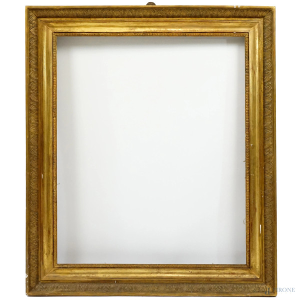 Cornice in legno intagliato e dorato, XIX secolo, battuta esterna a palmette, ingombro cm 93x80, misure luce cm 77,5x63, (difetti).