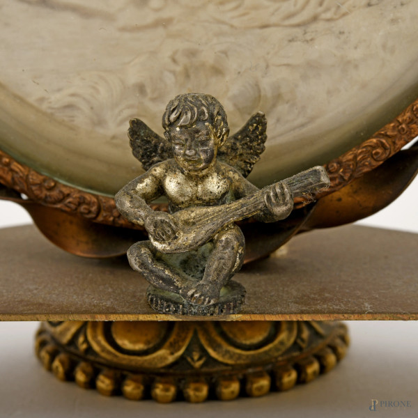 Rilievo in stucco raffigurante la Fuga in Egitto entro cornice in bronzo dorato con particolare l...