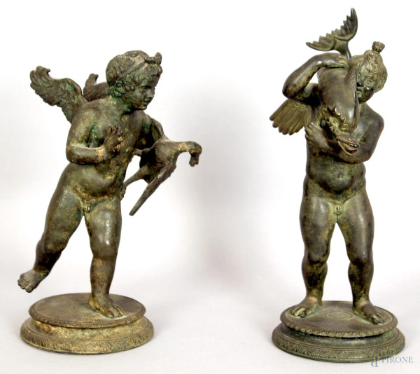 Lotto composto da due sculture in bronzo raffiguranti putti alati con animali, altezza 27 cm, XIX secolo.