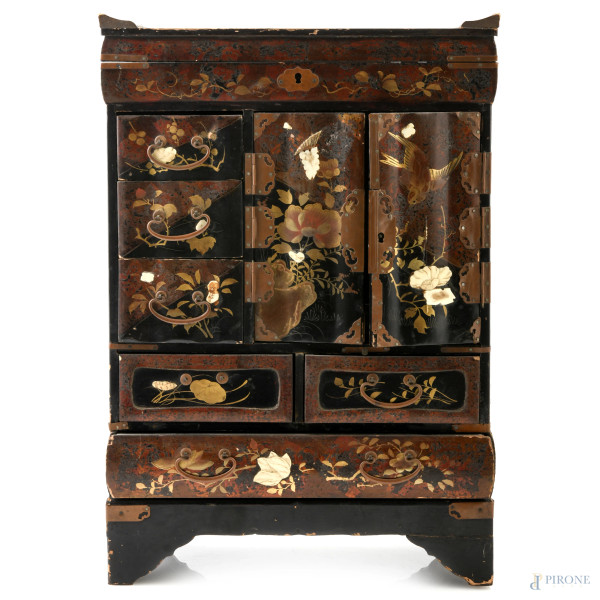 Mobiletto portagioie in legno laccato e dipinto, con fronte a cinque cassetti e doppia ante decorati con fiori e volatili, Cina, XX secolo, cm 43,5x29,5x14, (segni di usura, scalfiture, difetti)