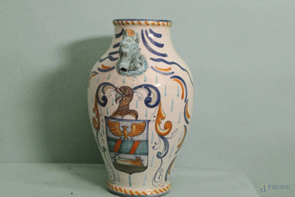Garnde versatoio in maiolica policroma a decoro di stemma araldico, (piccoli difetti sulla base), XX sec, h. 46 cm