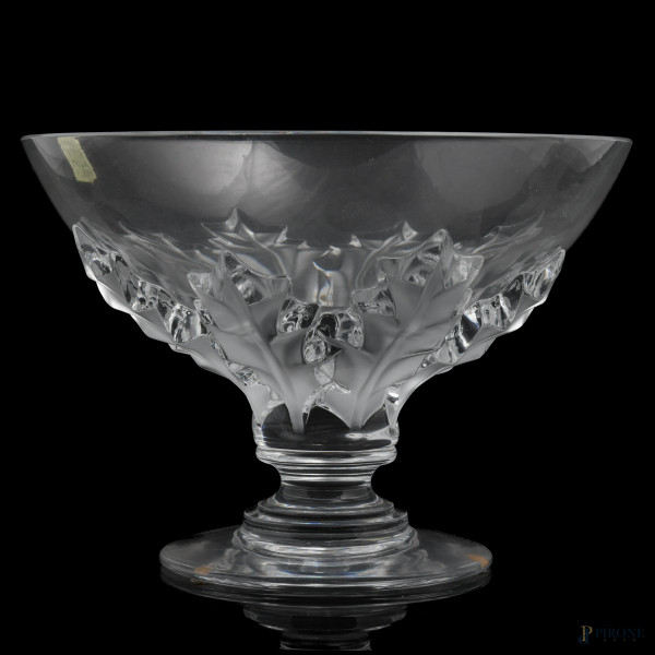 Alzata Lalique con motivi fogliati a rilievo, XX secolo, altezza cm 19, diametro cm 26,5