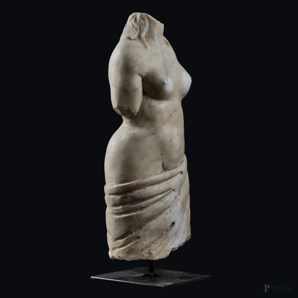 Torso femminile, scultura in marmo su base in metallo, XIX-XX secolo, altezza cm 36,5
