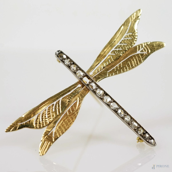 Spilla a forma di libellula in oro 18 kt e argento, impreziosita da diamanti, cm 5,5x7,5, peso gr. 9,4, (mancante un diamante)