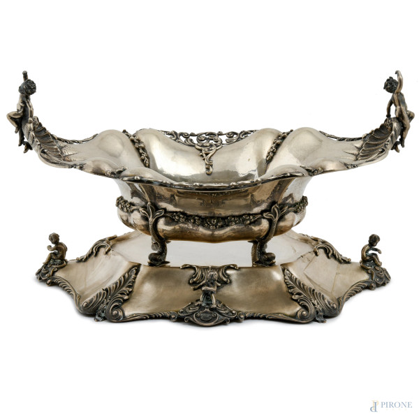 Centrotavola  in argento 800/000. Alessandria, XX secolo. Peso complessivo gr 5.780, misure complessive cm 31x57x38