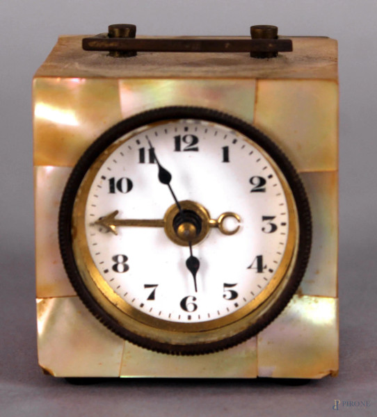 Orologio sveglia rivestito in madreperla, altezza 7 cm, primi &#39;900, (da revisionare).