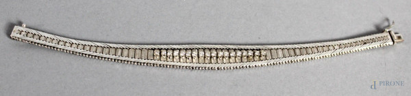 Bracciale semirigido in oro bianco con diciotto brillantini, lunghezza 19 cm, gr. 35 cm.