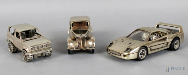 Lotto composto da tre modelli di automonili in argento e metallo, altezza max. 3,5 cm.