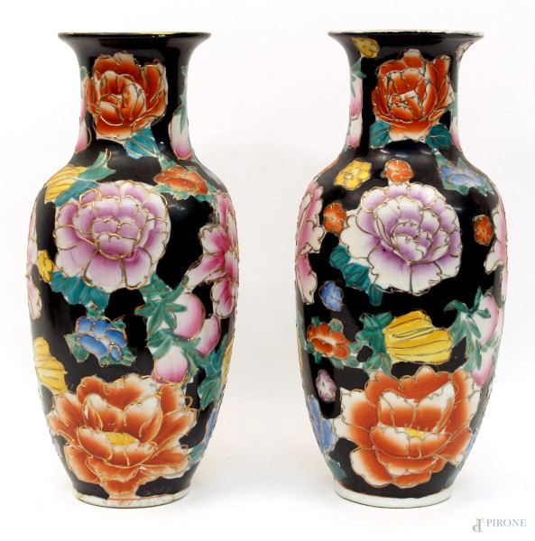 Coppia di vasi in porcellana a tutto decoro floreale, H 32 cm.