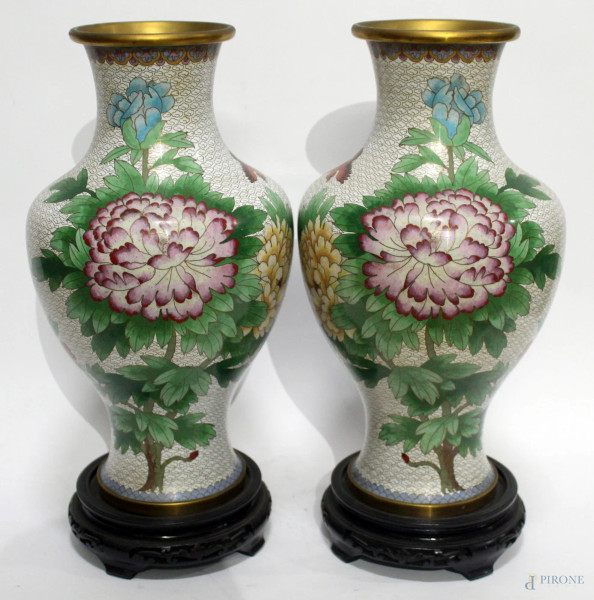 Coppia di vasi cloisonné con decori di fiori e volatili, h.38