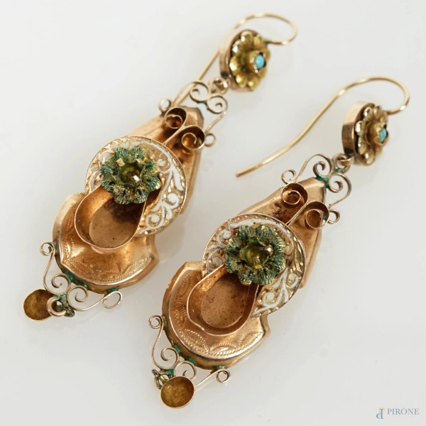 Coppia di orecchini in oro basso con turchese e decori a smalti policromi, lunghezza cm 5,5, peso gr. 4,6, (mancanze, imperfezioni)
