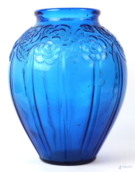 Vaso in vetro blu con decori floreali a rilievo, cm h 32, (lievi difetti).