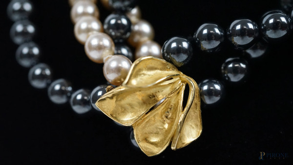 Collana a tre fili di perle bianche e grigie, chiusura in oro 18 KT, lunghezza cm 56.