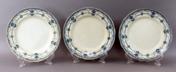 Lotto composto da tre piatti in maiolica a decoro di festoni, diametro 23,5 cm, fine XIX secolo.