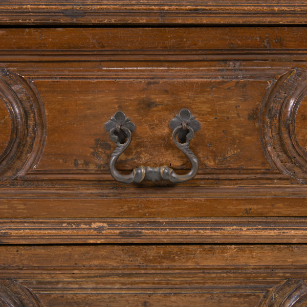 Comodino in noce a tre cassetti modanati al fronte e piedi a ricciolo, XIX secolo, cm 89x80x41, (...