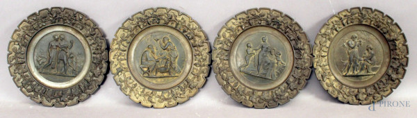Lotto composto da quattro piattini in ghisa a decoro di scene neoclassiche, diametro 22 cm.