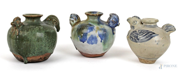 Lotto di tre vasetti in ceramica smaltata, altezza max cm 10, XX secolo