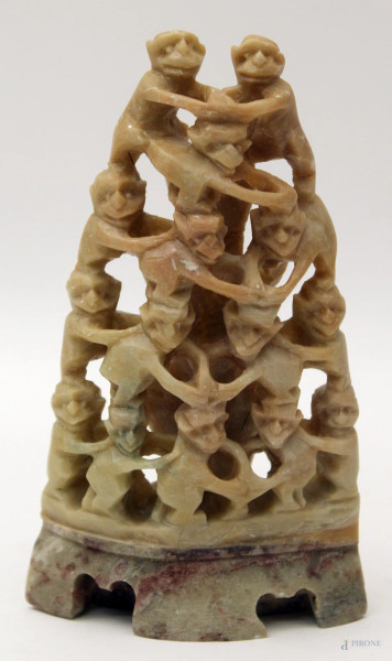 Gruppo di scimmie, scultura in pietra saponaria, H 13 cm.