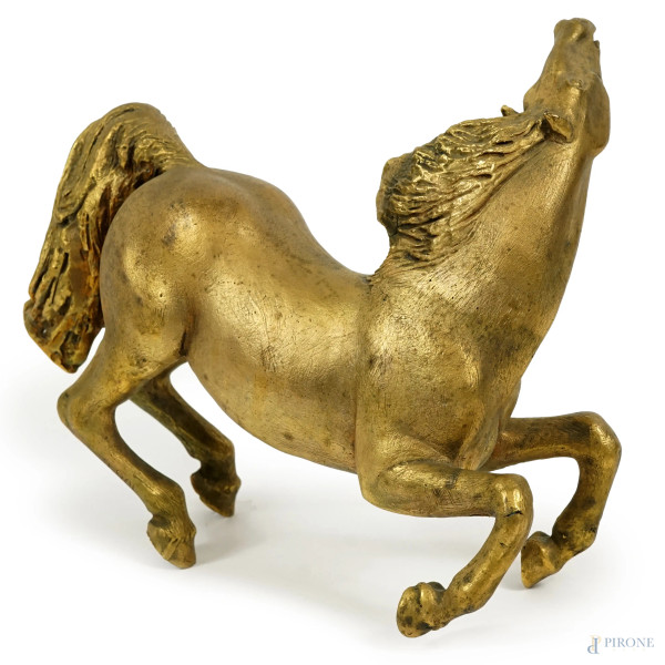 Scultura in bronzo dorato rappresentante un cavallo rampante, cm 26x27,5