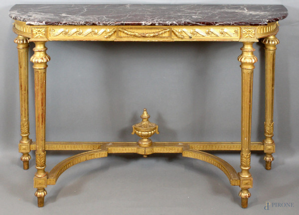 Consolle in legno dorato e intagliato, con piano in marmo venato, gambe troncoconiche scanalate legate da traversa, cm. 95x135x43, fine XIX-inizi XX secolo.