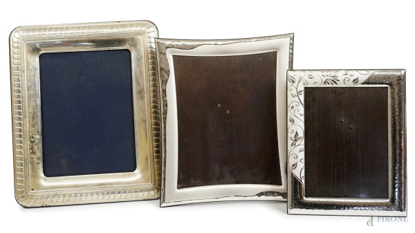 Lotto di tre cornici portafotografie bagnate in argento, XX secolo, misure ingombro max cm 34x29, (lievi difetti).