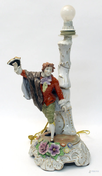 Lampada in porcellana Capodimonte, sormontata da gentiluomo con cappello, H 40 cm, difetti.